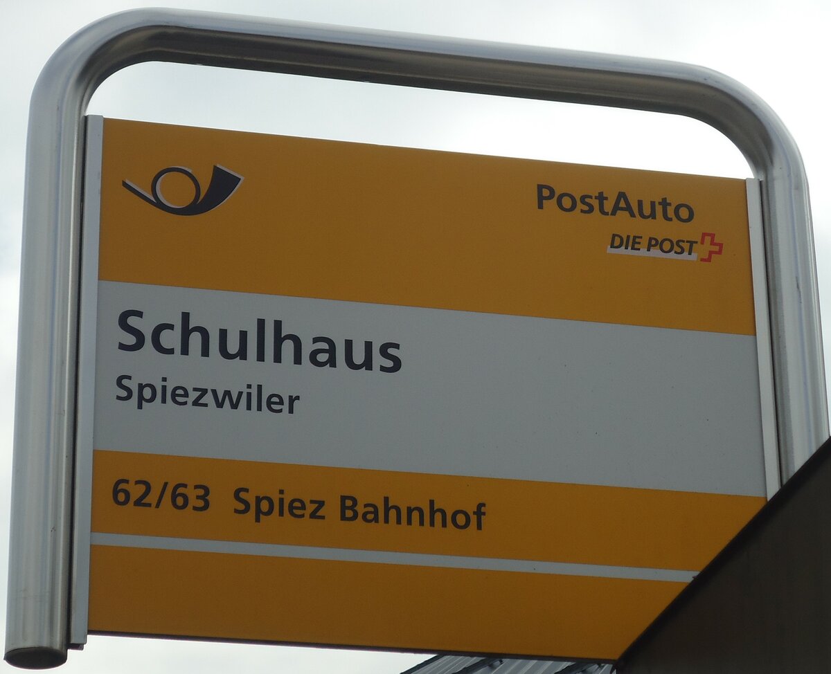(138'423) - PostAuto-Haltestellenschild - Spiezwiler, Schulhaus - am 6. April 2012
