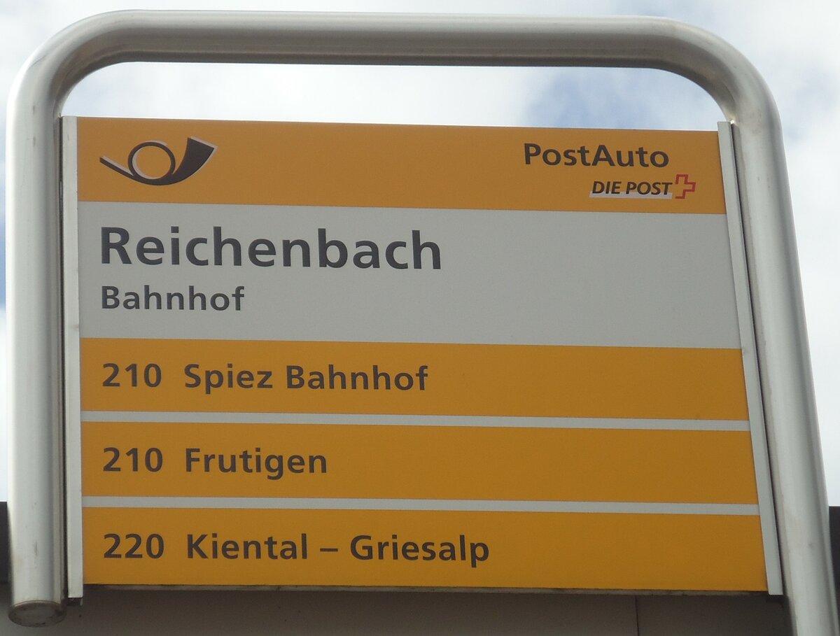 (138'478) - PostAuto-Haltestellenschild - Reichenbach, Bahnhof - am 6. April 2012