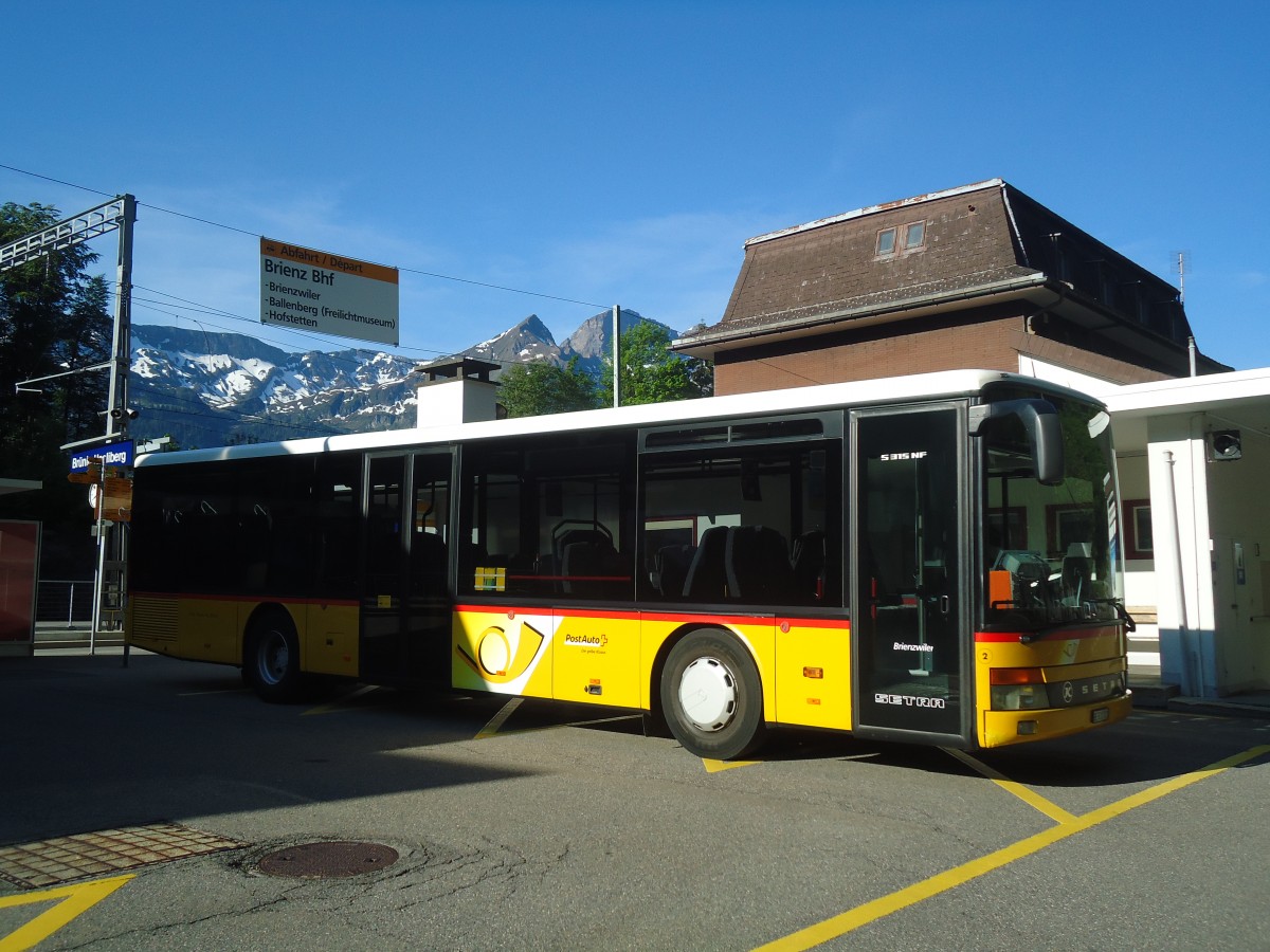 (139'182) - Flck, Brienz - Nr. 2/BE 517'311 - Setra (ex AVBB Schwanden) am 2. Juni 2012 beim Bahnhof Brnigpass
