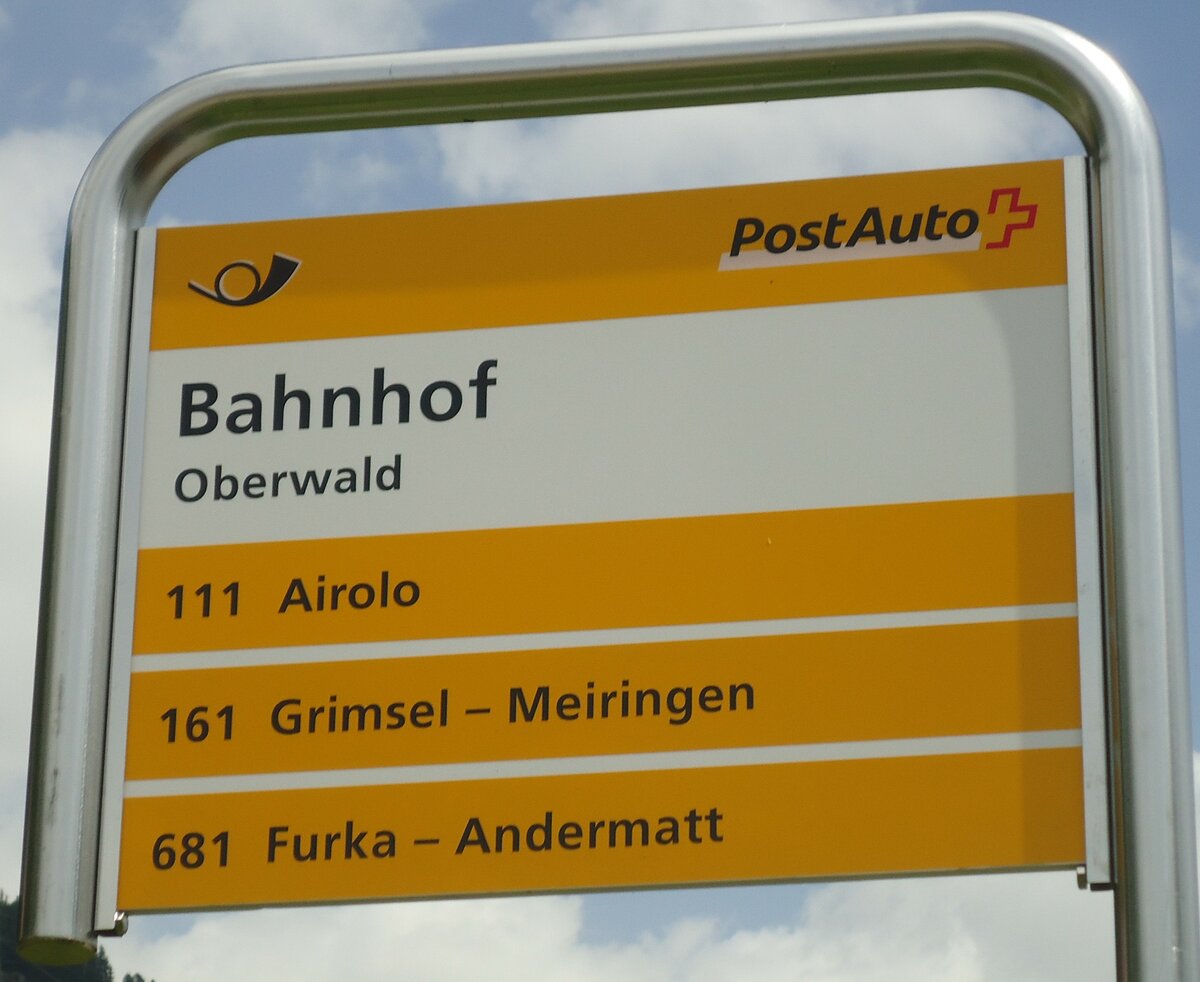 (140'285) - PostAuto-Haltestellenschild - Oberwald, Bahnhof - am 1. Juli 2012