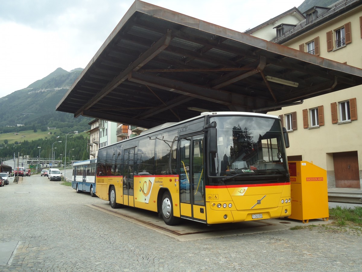 (140'342) - Marchetti, Airolo - TI 241'035 - Volvo am 1. Juli 2012 beim Bahnhof Airolo