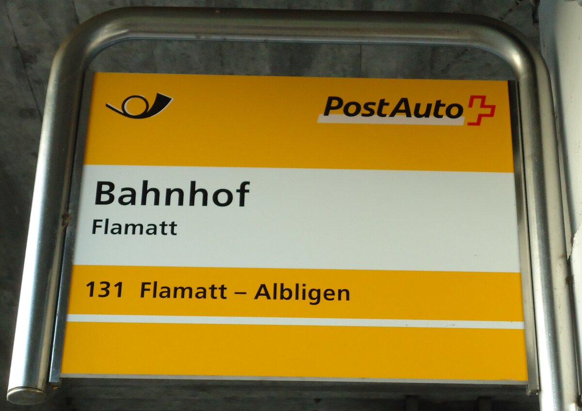 (141'964) - PostAuto-Haltestellenschild - Flamatt, Bahnhof - am 21. Oktober 2012