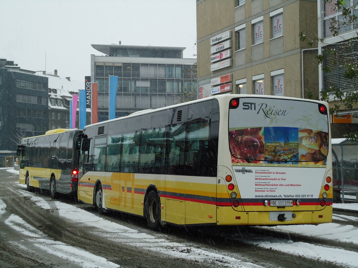 (142'294) - STI Thun - Nr. 5/BE 102'205 - Van Hool (ex Moser, Teuffenthal; ex Burri, Teuffenthal) am 2. Dezember 2012 beim Bahnhof Thun