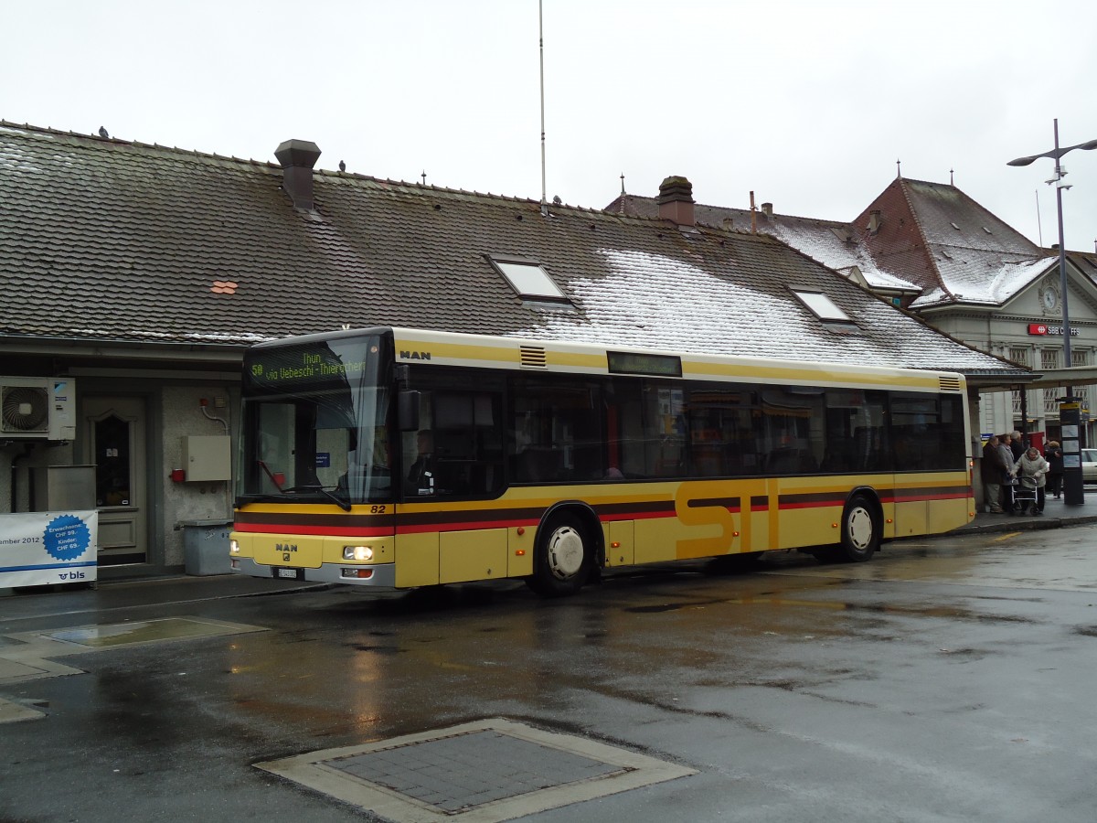 (142'310) - STI Thun - Nr. 82/BE 543'382 - MAN am 4. Dezember 2012 beim Bahnhof Thun