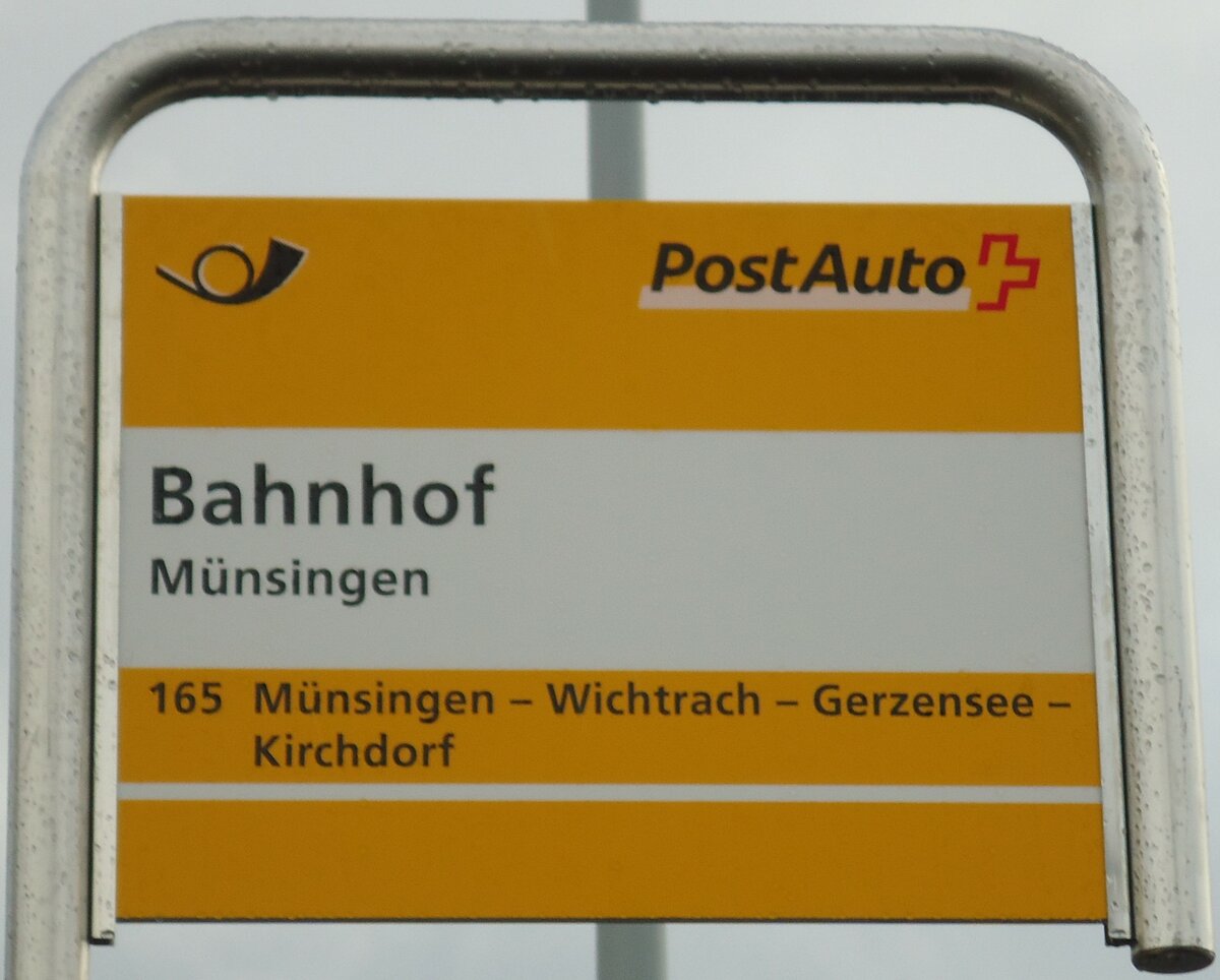 (142'448) - PostAuto-Haltestellenschild - Mnsingen, Bahnhof - am 10. Dezember 2012