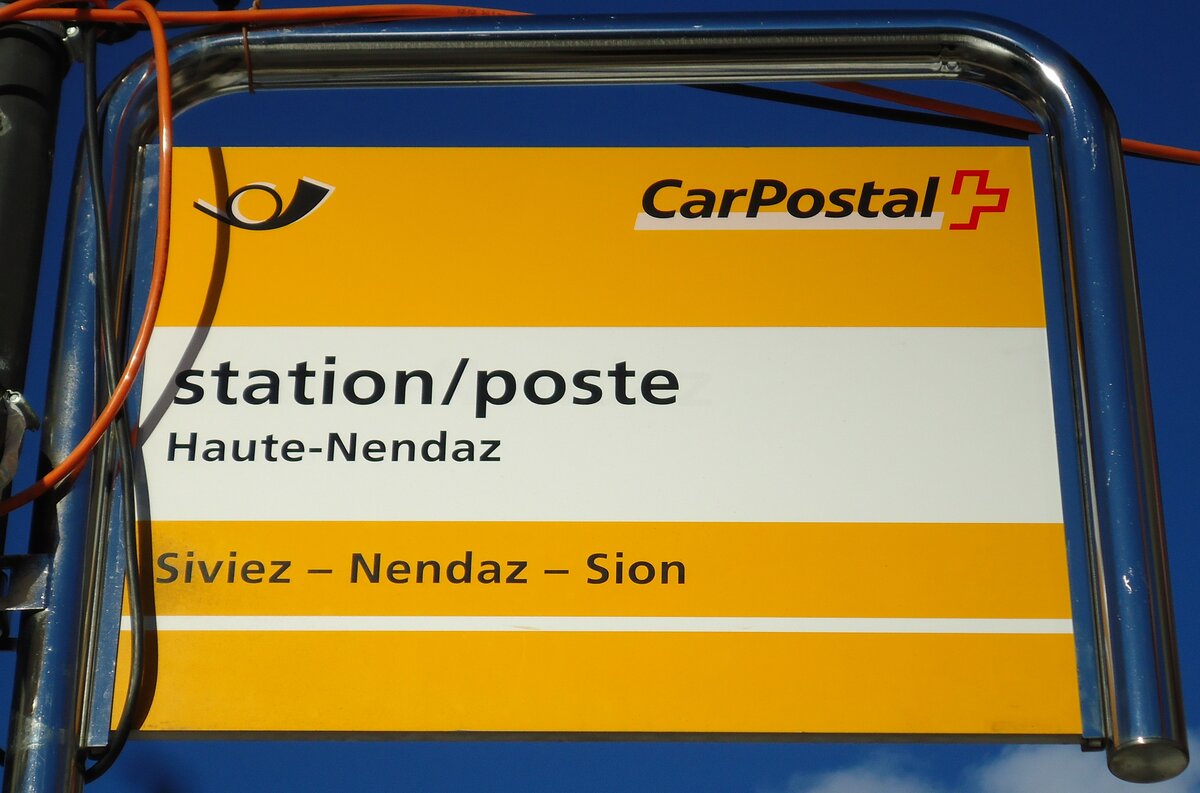 (142'670) - PostAuto-Haltestellenschild - Haute-Nendaz, station/poste - am 26. Dezember 2012
