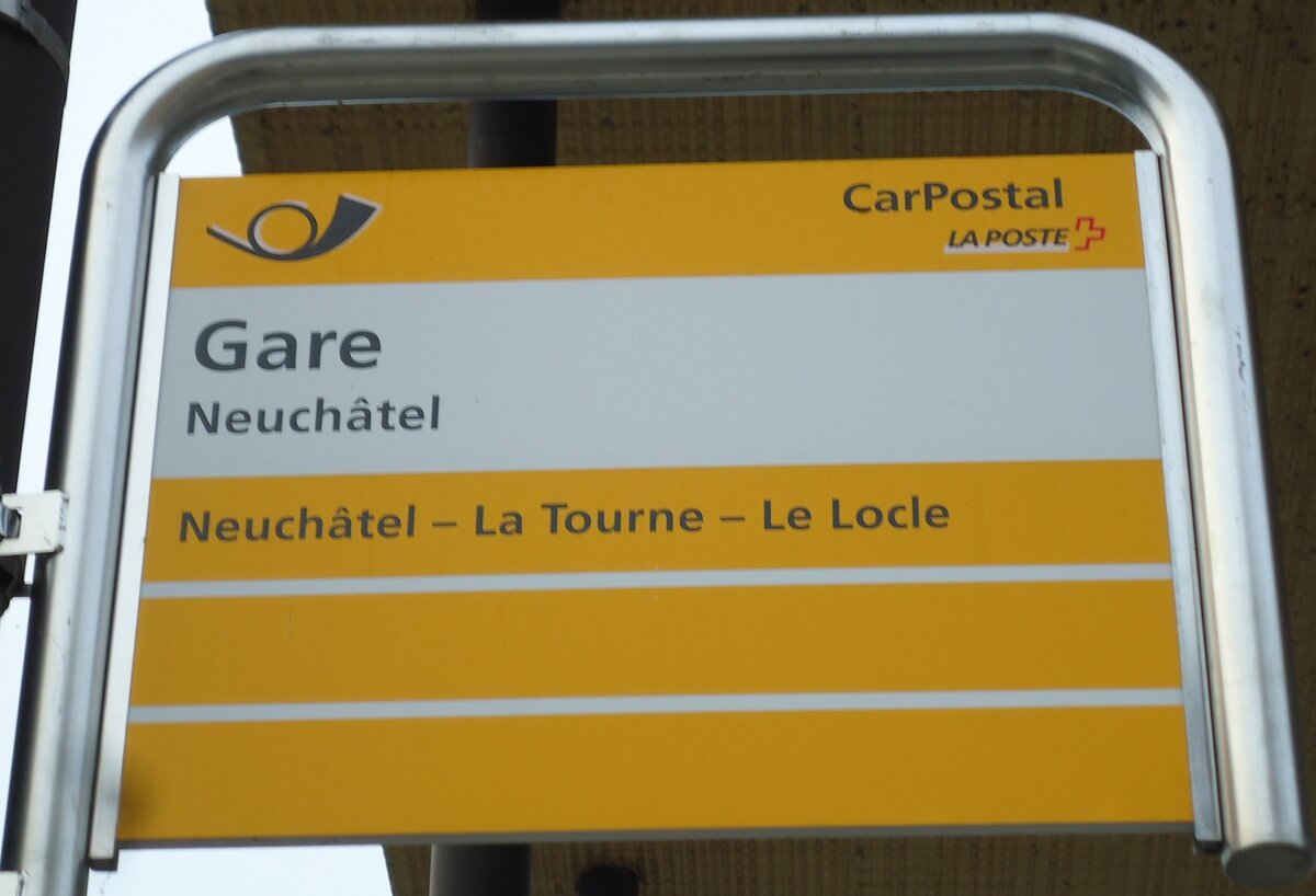 (142'704) - PostAuto-Haltestellenschild - Neuchtel, Gare - am 29. Dezember 2012