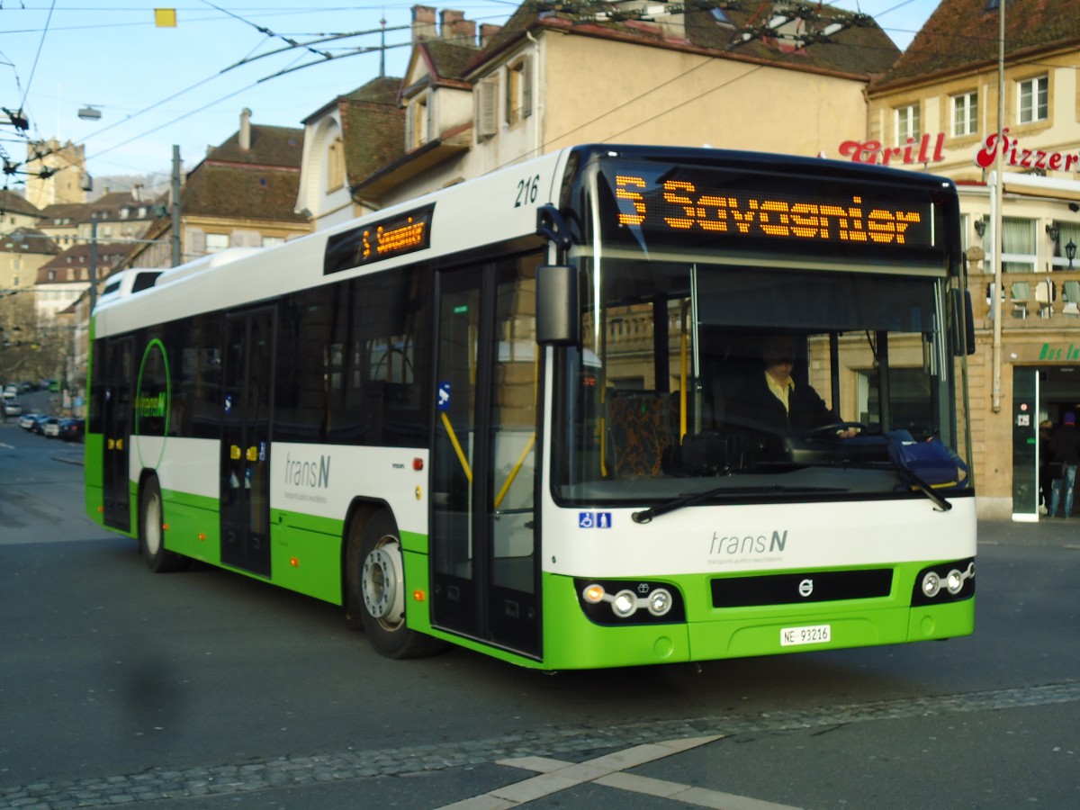 (142'727) - transN, La Chaux-de-Fonds - Nr. 216/NE 93'216 - Volvo (ex TN Neuchtel Nr. 216) am 29. Dezember 2012 in Neuchtel, Place Pury