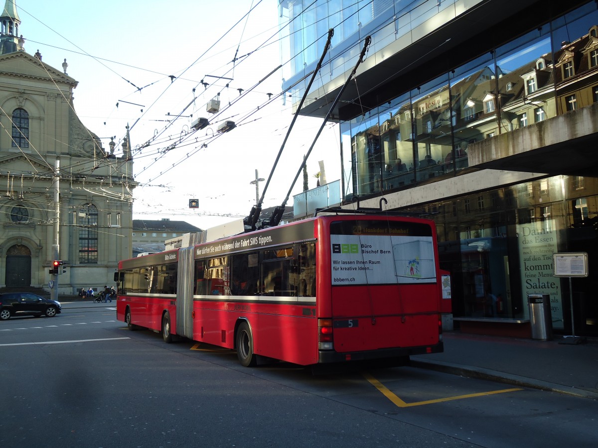 (142'856) - Bernmobil, Bern - Nr. 5 - NAW/Hess Gelenktrolleybus am 29. Dezember 2012 beim Bahnhof Bern
