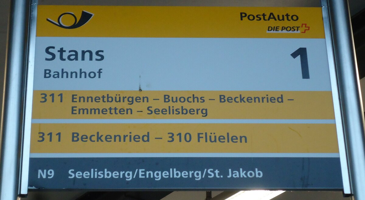 (142'924) - PostAuto-Haltestellenschild - Stans, Bahnhof - am 5. Januar 2013