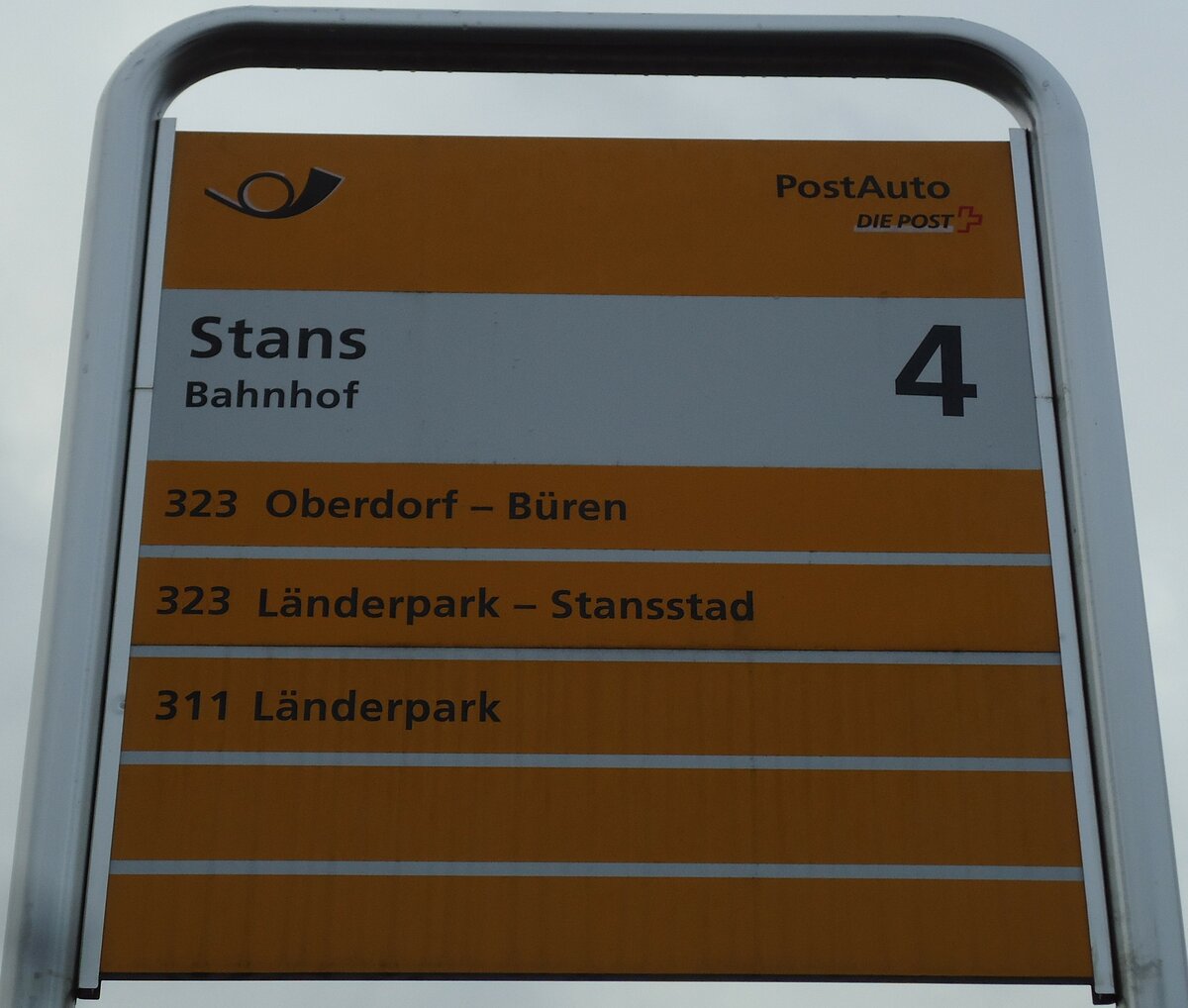(142'927) - PostAuto-Haltestellenschild - Stans, Bahnhof - am 5. Januar 2013
