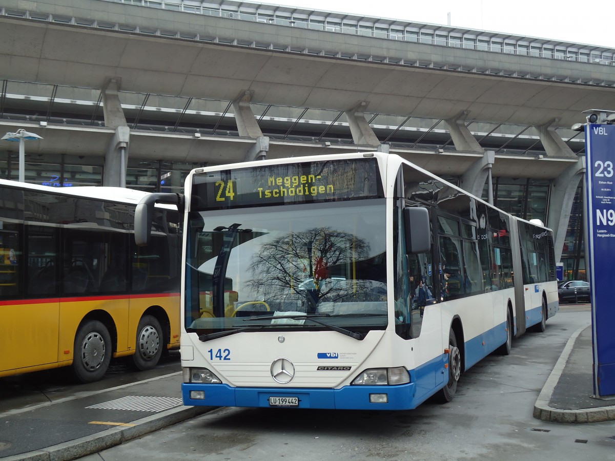 (142'967) - VBL Luzern - Nr. 142/LU 199'442 - Mercedes am 5. Januar 2013 beim Bahnhof Luzern