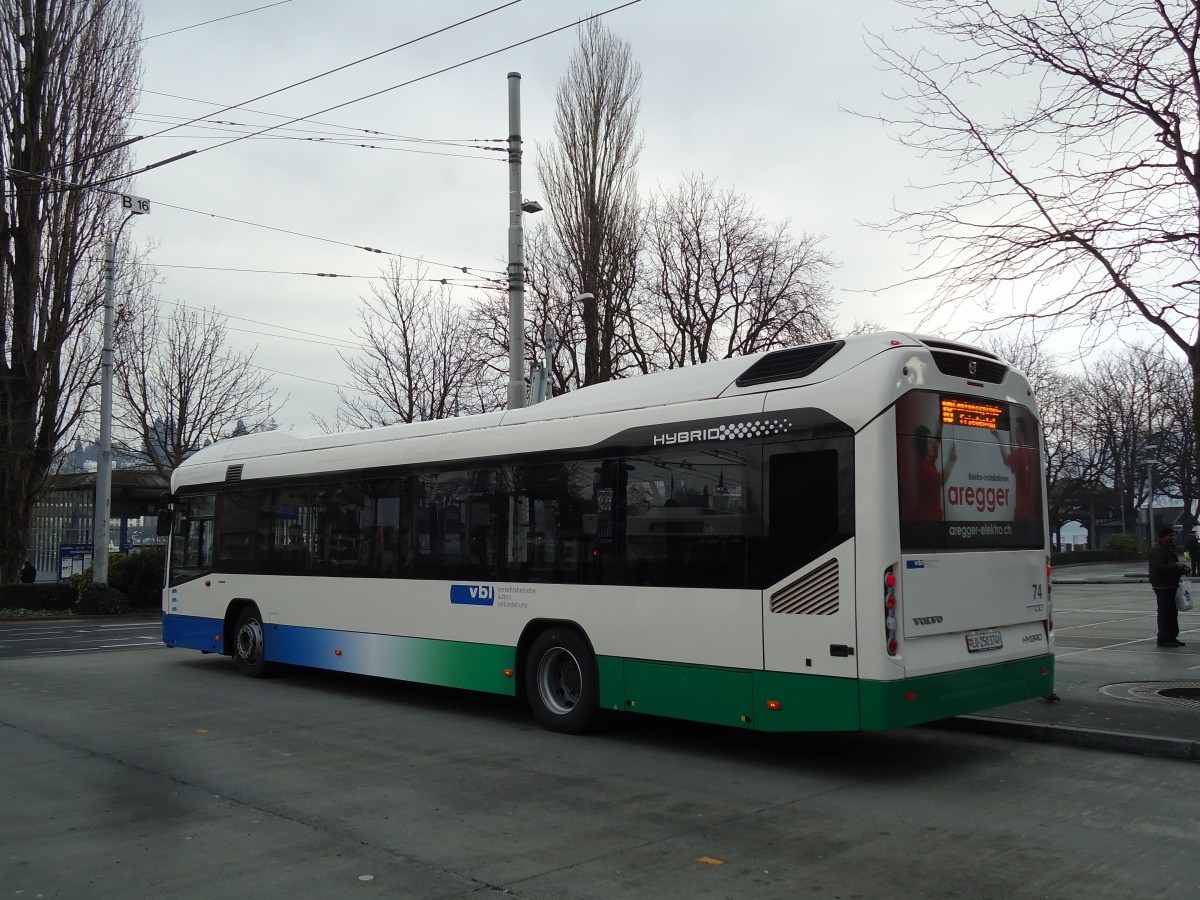 (142'977) - VBL Luzern - Nr. 74/LU 250'374 - Volvo am 5. Januar 2013 beim Bahnhof Luzern
