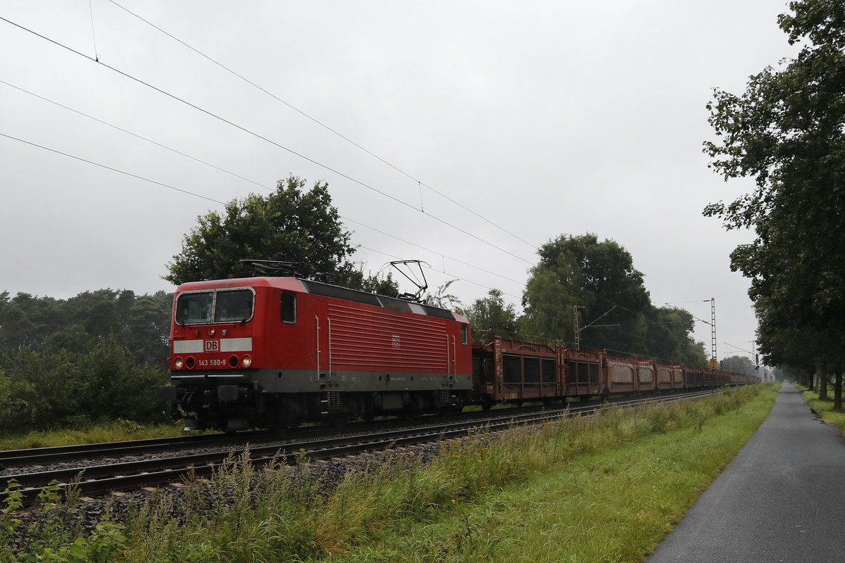 143 580-9 mit einem leeren Autozug am 11. August 2017 bei Drverden.