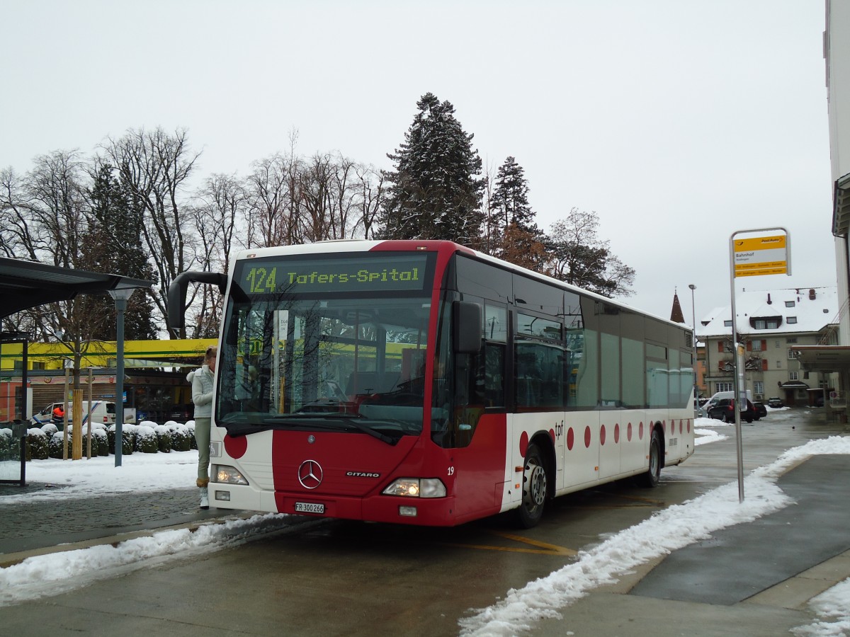 (143'112) - TPF Fribourg - Nr. 19/FR 300'266 - Mercedes am 21. Januar 2013 beim Bahnhof Ddingen