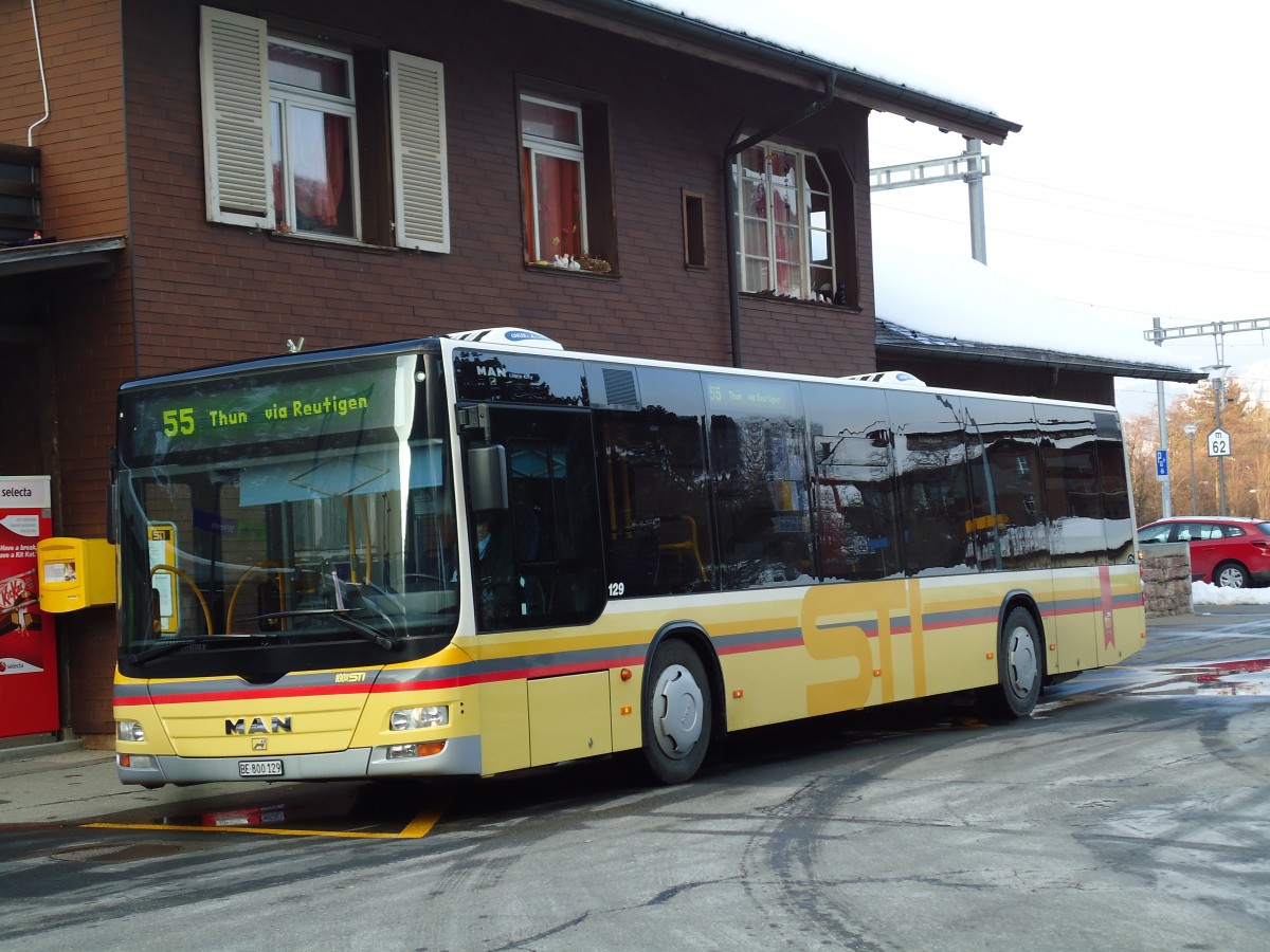 (143'213) - STI Thun - Nr. 129/BE 800'129 - MAN am 17. Februar 2013 beim Bahnhof Wimmis