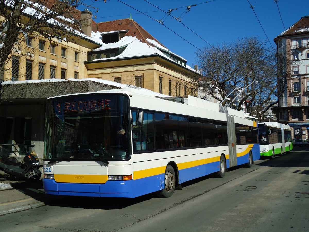 (143'235) - TC La Chaux-de-Fonds - Nr. 121 - NAW/Hess Gelenktrolleybus am 19. Februar 2013 beim Bahnhof La Chaux-de-Fonds