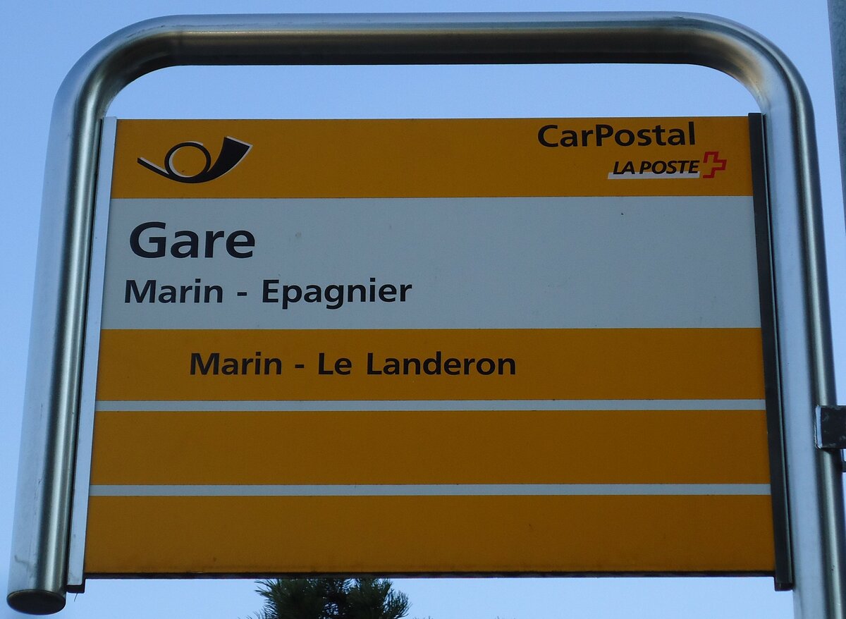 (143'294) - PostAuto-Haltestellenschild - Marin-Epagnier, Gare - am 19. Februar 2013