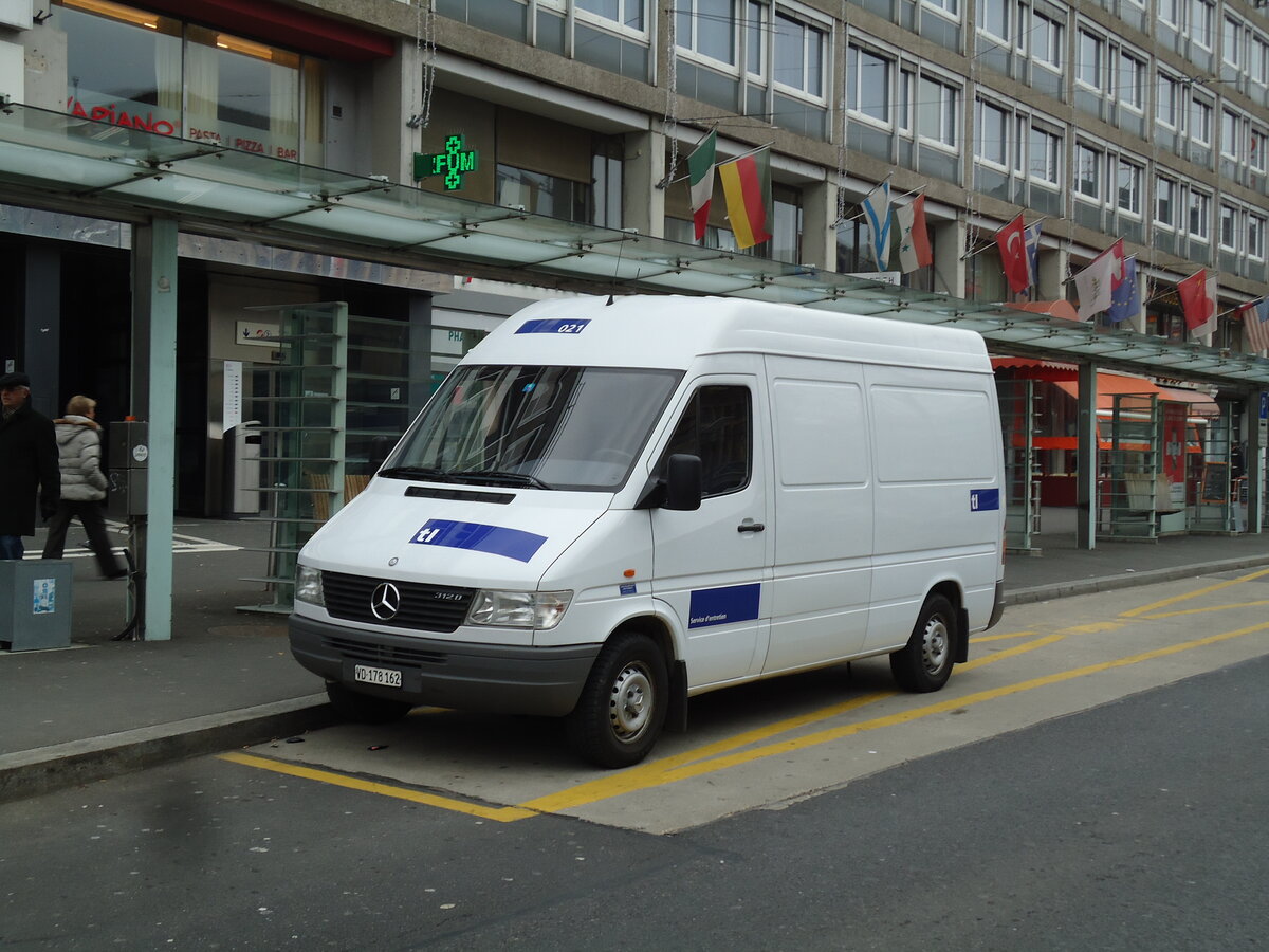 (143'411) - TL Lausanne - Nr. 21/VD 178'162 - Mercedes am 22. Februar 2013 beim Bahnhof Lausanne