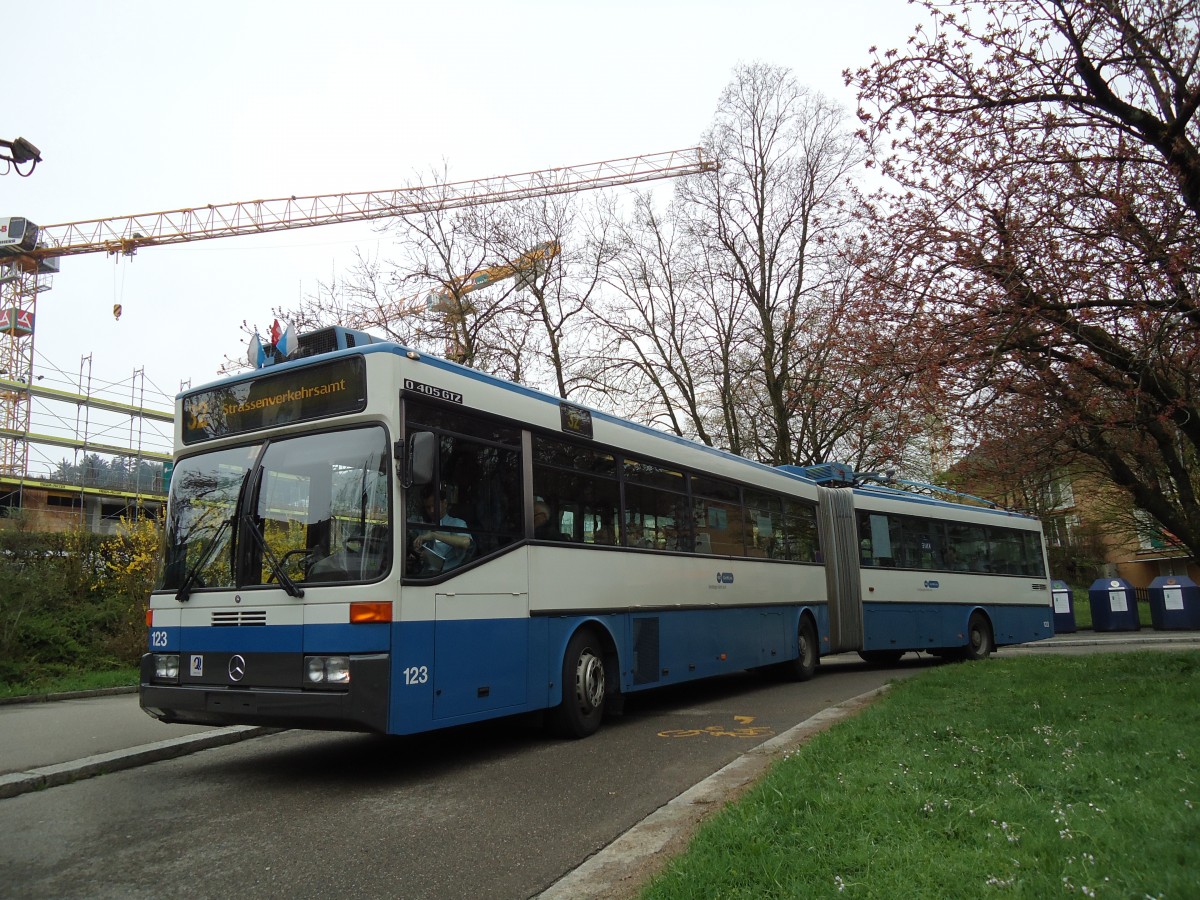 (143'787) - VBZ Zrich - Nr. 123 - Mercedes Gelenktrolleybus am 21. April 2013 in Zrich, Hungerbergstrasse