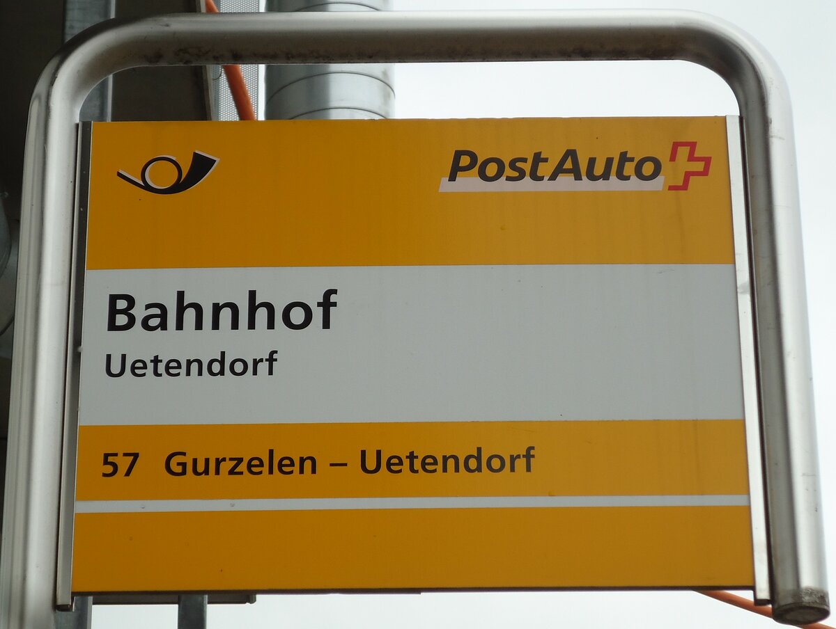 (143'921) - PostAuto-Haltestellenschild - Uetendorf, Bahnhof am 28. April 2013