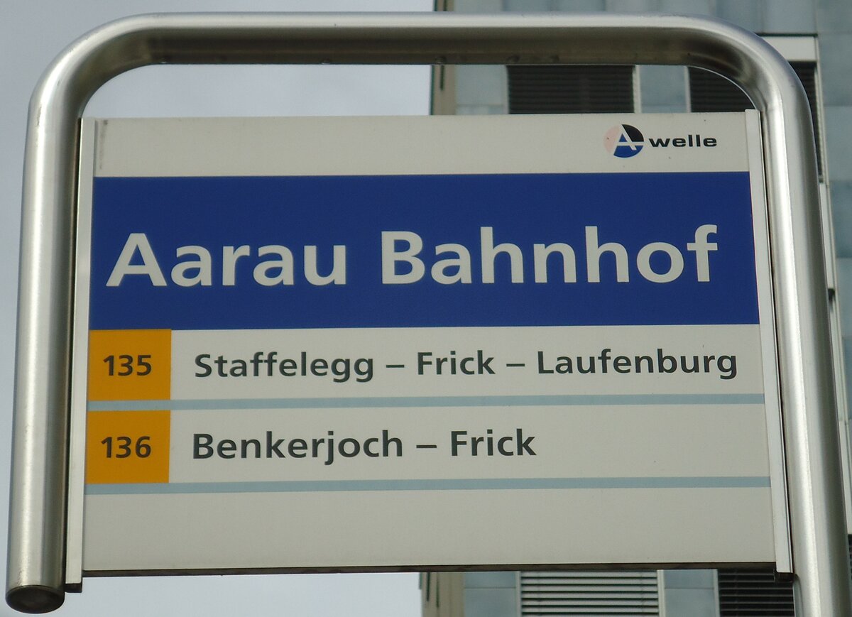 (143'957) - A-welle/PostAuto-Haltestellenschild - Aarau, Bahnhof - am 9. Mai 2013