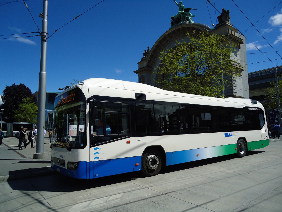 (144'383) - VBL Luzern - Nr. 74/LU 250'374 - Volvo am 19. Mai 2013 beim Bahnhof Luzern