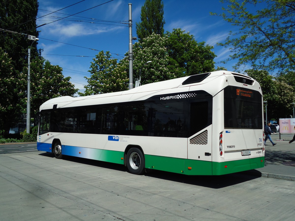 (144'384) - VBL Luzern - Nr. 74/LU 250'374 - Volvo am 19. Mai 2013 beim Bahnhof Luzern