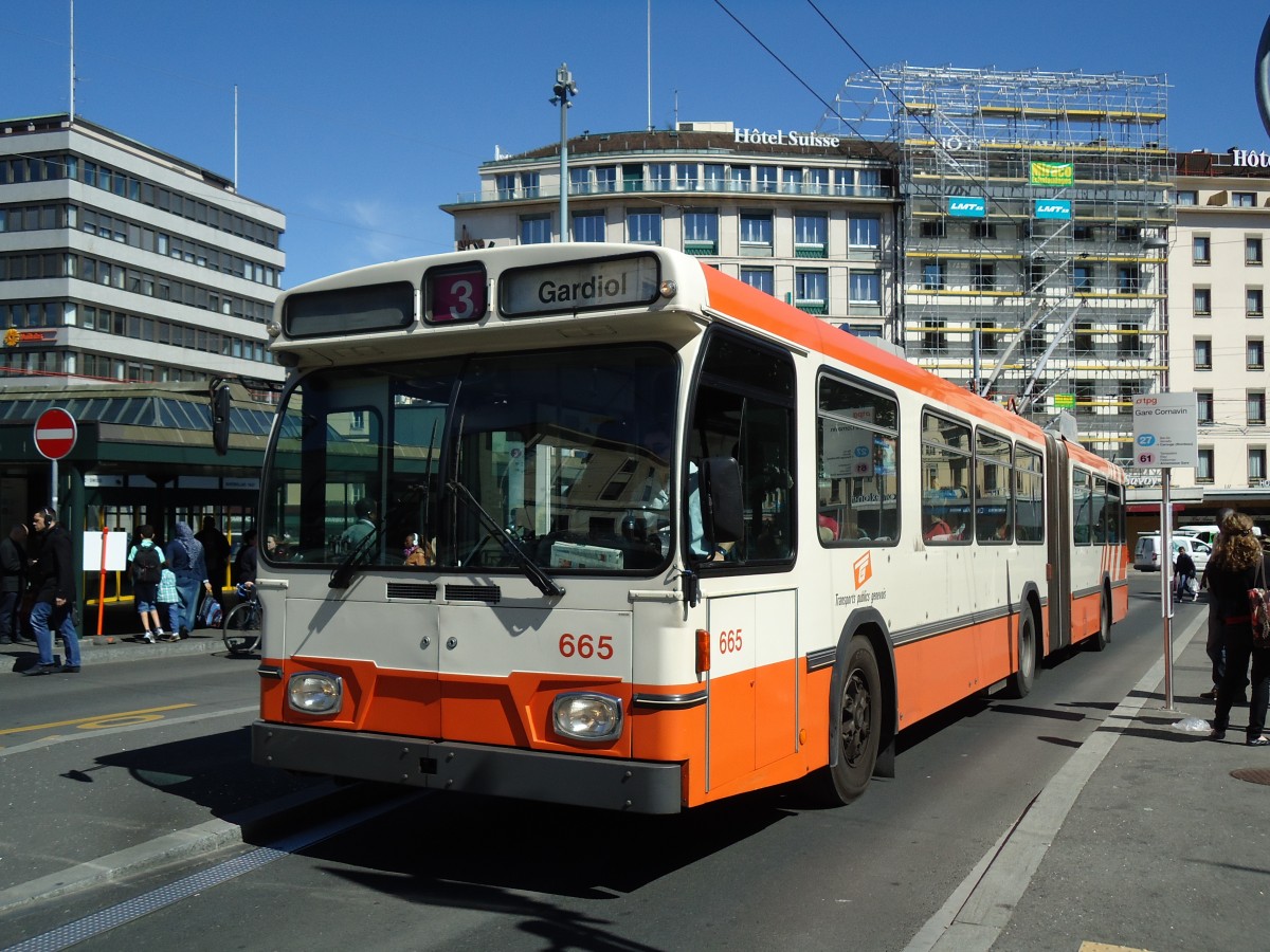 (144'711) - TPG Genve - Nr. 665 - Saurer/Hess Gelenktrolleybus am 27. Mai 2013 beim Bahnhof Genve