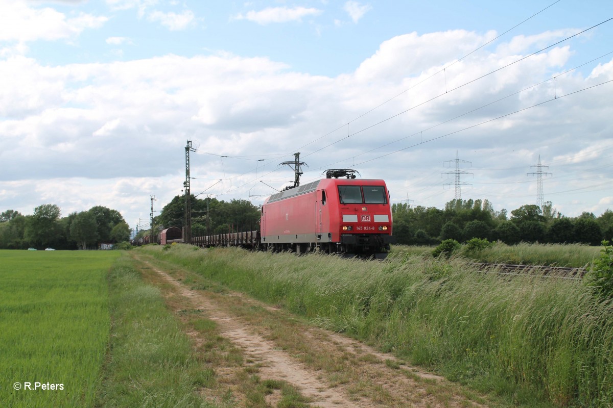 145 024-6 mit einem gemischten G�terzug bei der Stromkreistrennstelle Bischofsheim. 19.05.15