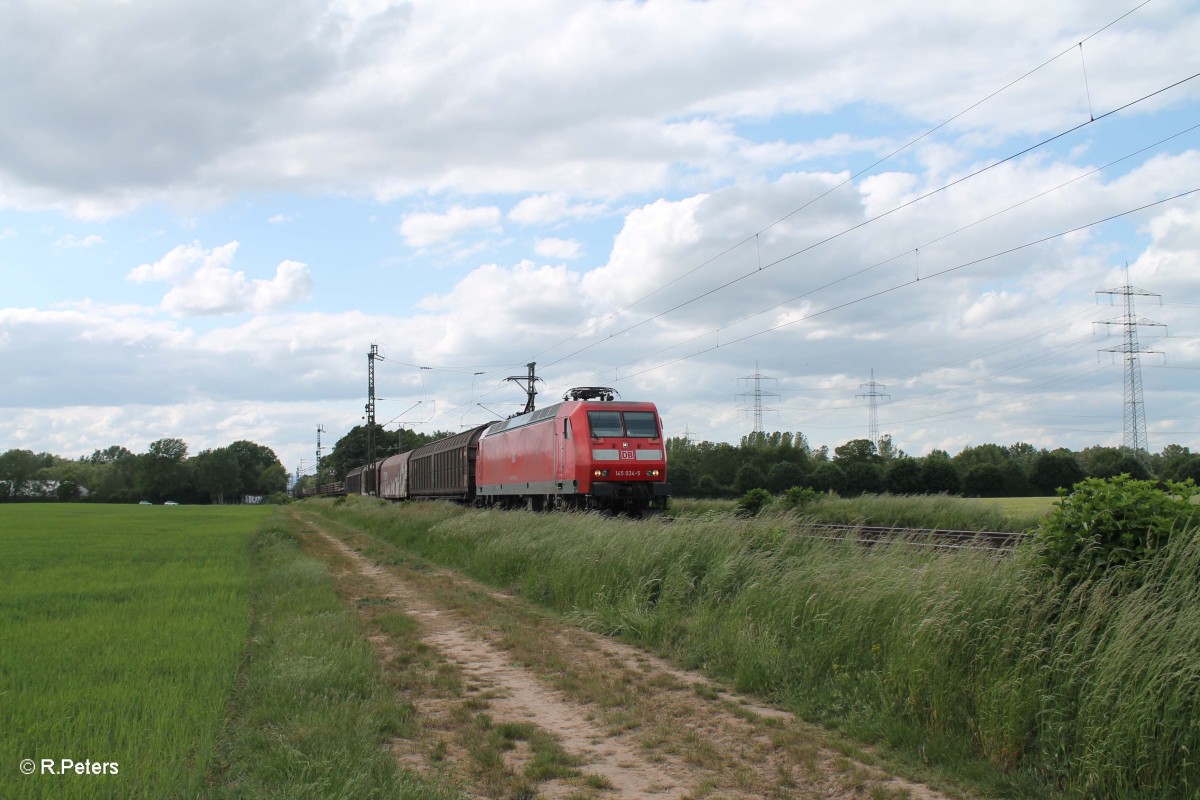 145 034-5 zieht einen gemischten G�terzug bei der Stromkreistrennstelle Bischofsheim. 19.05.15