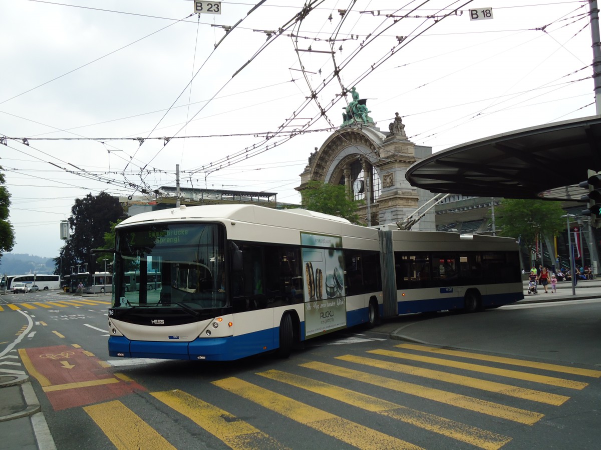 (145'699) - VBL Luzern - Nr. 216 - Hess/Hess Gelenktrolleybus am 8. Juli 2013 beim Bahnhof Luzern