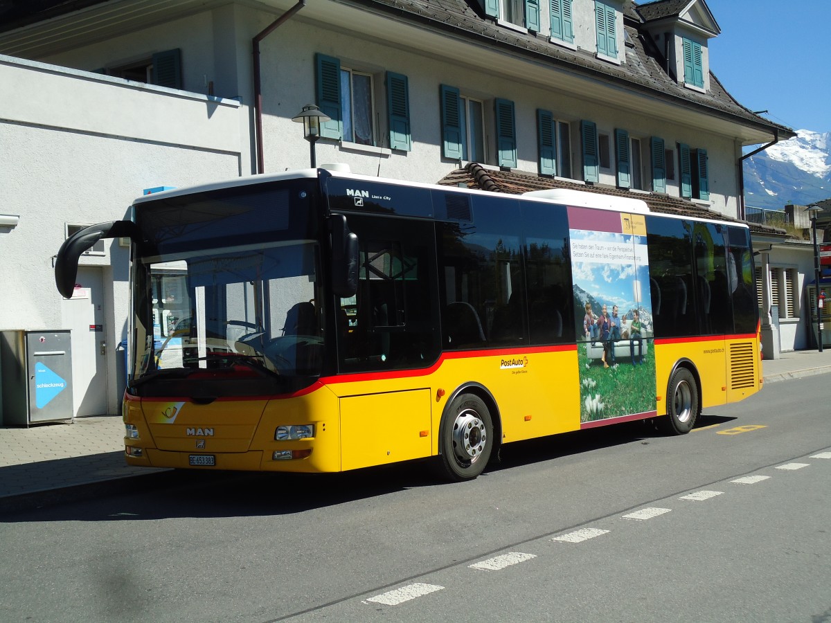 (146'166) - PostAuto Bern - BE 653'383 - MAN/Gppel am 1. August 2013 beim Bahnhof Frutigen