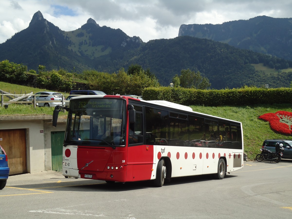 (146'523) - TPF Fribourg - Nr. 18/FR 300'353 - Volvo am 26. August 2013 in Gruyres, Gruyres Ville