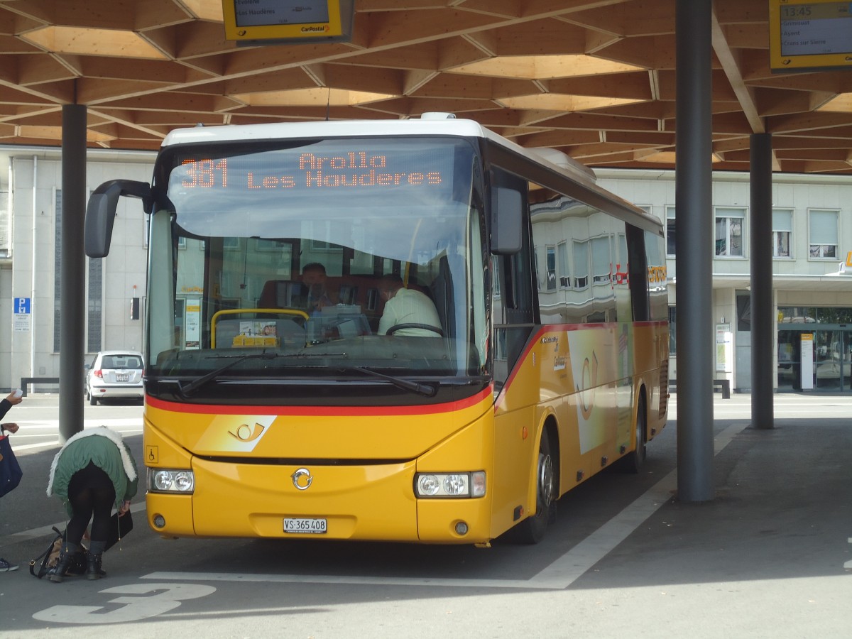 (147'318) - PostAuto Wallis - Nr. 18/VS 365'408 - Irisbus am 22. September 2013 beim Bahnhof Sion