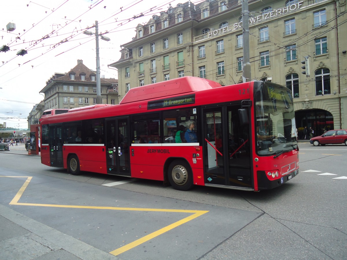 (147'475) - Bernmobil, Bern - Nr. 121/BE 624'121 - Volvo am 6. Oktober 2013 beim Bahnhof Bern