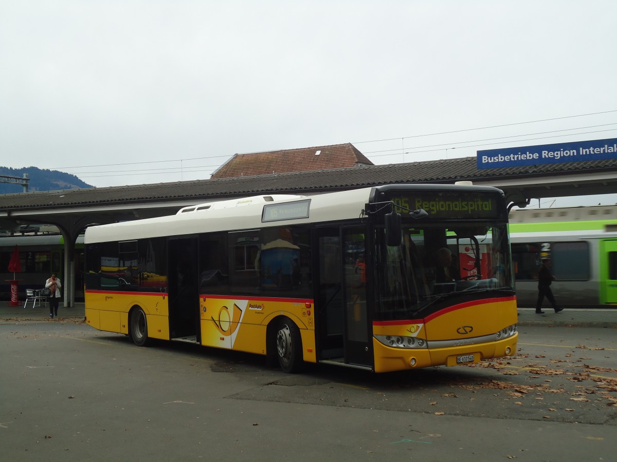 (147'579) - PostAuto Bern - BE 610'540 - Solaris am 4. November 2013 beim Bahnhof Interlaken West