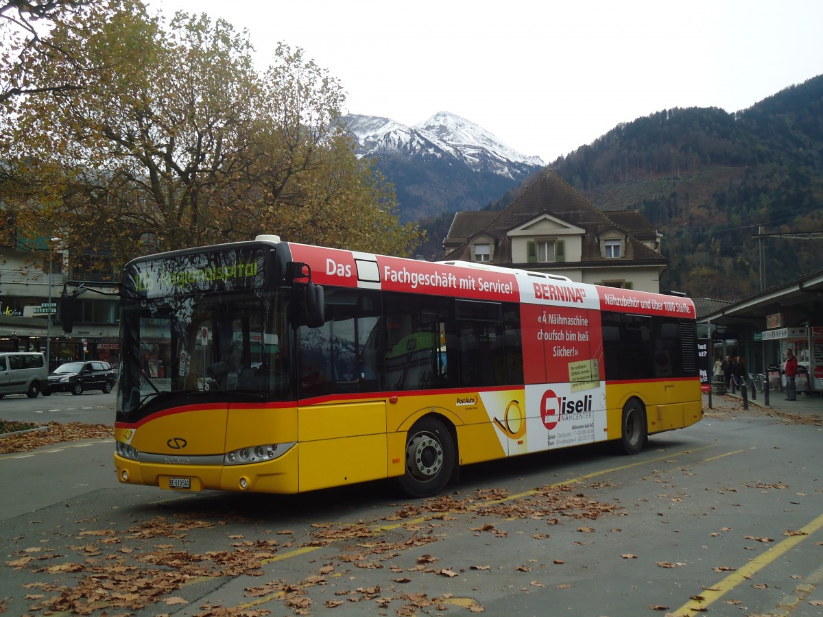 (147'580) - PostAuto Bern - BE 610'540 - Solaris am 4. November 2013 beim Bahnhof Interlaken West