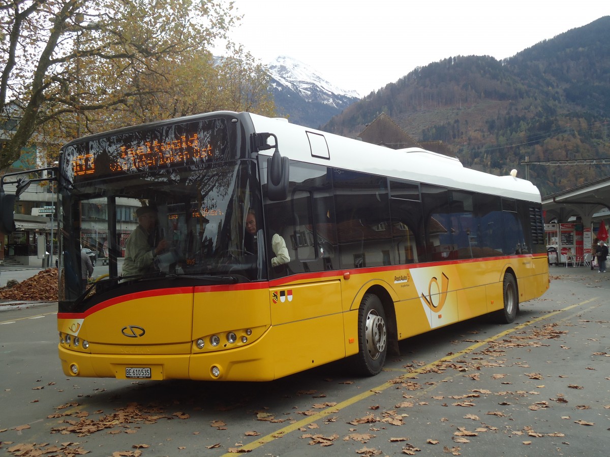 (147'589) - PostAuto Bern - BE 610'535 - Solaris am 4. November 2013 beim Bahnhof Interlaken West