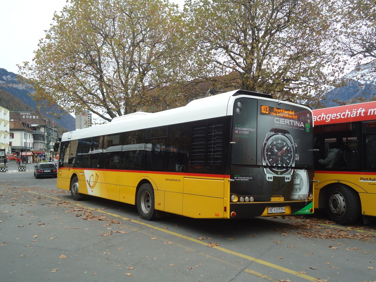 (147'590) - PostAuto Bern - BE 610'535 - Solaris am 4. November 2013 beim Bahnhof Interlaken West