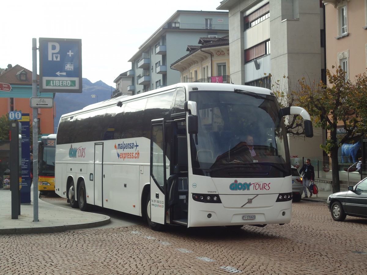 (147'660) - Giosy, S. Antonio - Nr. B 04/TI 170'622 - Volvo am 5. November 2013 beim Bahnhof Bellinzona