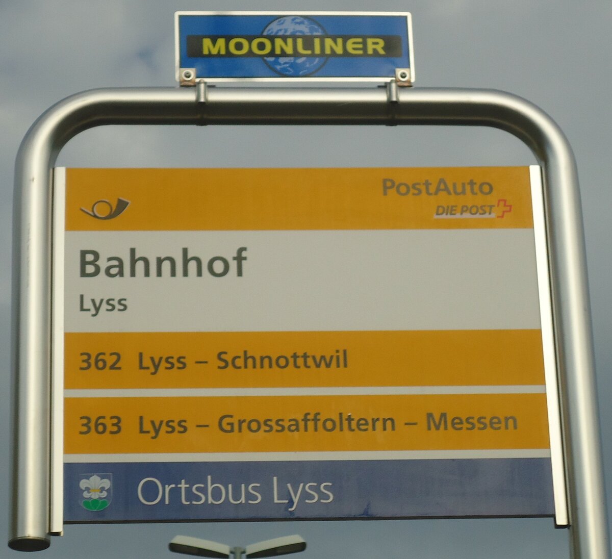 (147'903) - PostAuto-Haltestellenschild - Lyss, Bahnhof - am 8. November 2013