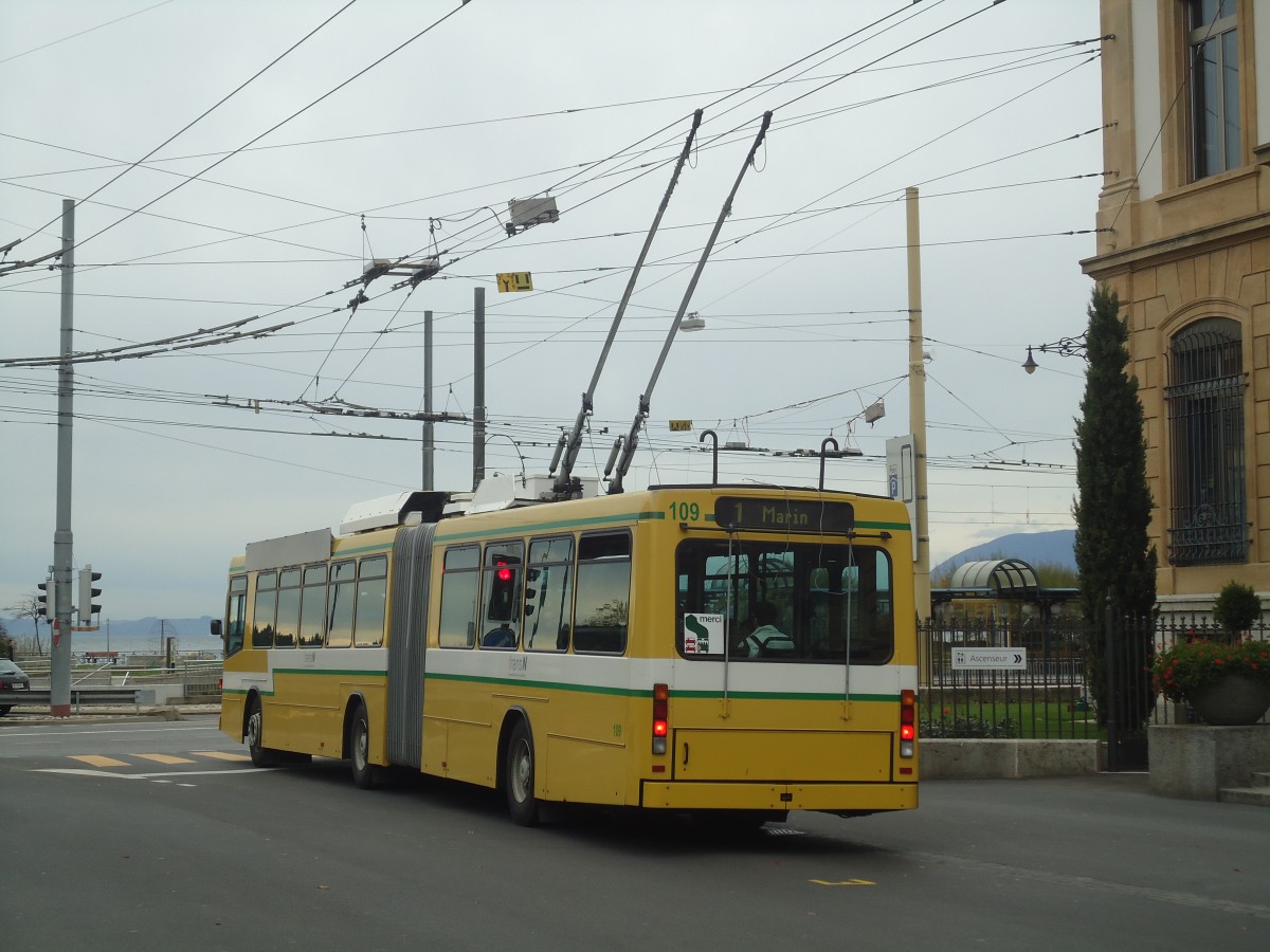 (147'960) - transN, La Chaux-de-Fonds - Nr. 109 - NAW/Hess Gelenktrolleybus (ex TN Neuchtel Nr. 109) am 8. November 2013 in Neuchtel, Place Pury