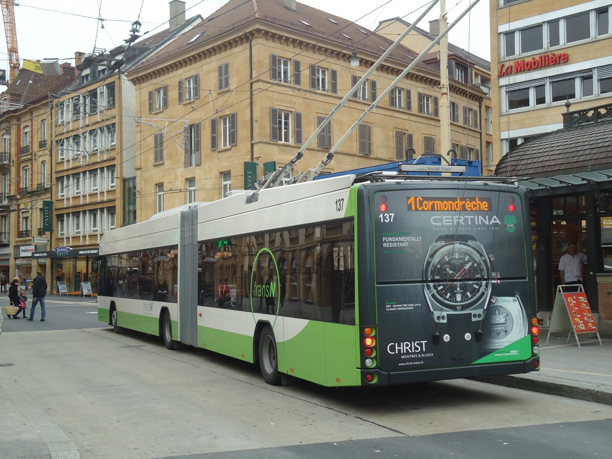 (147'973) - transN, La Chaux-de-Fonds - Nr. 137 - Hess/Hess Gelenktrolleybus (ex TN Neuchtel Nr. 137) am 8. November 2013 in Neuchtel, Place Pury