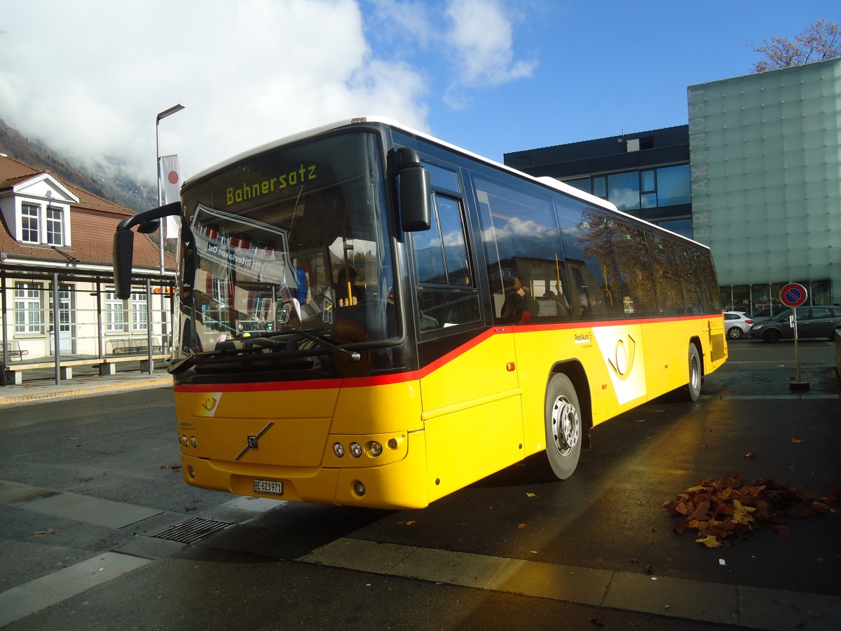 (148'043) - Flck, Brienz - Nr. 4/BE 623'971 - Volvo (ex AVBB Schwanden) am 11. November 2013 beim Bahnhof Interlaken Ost