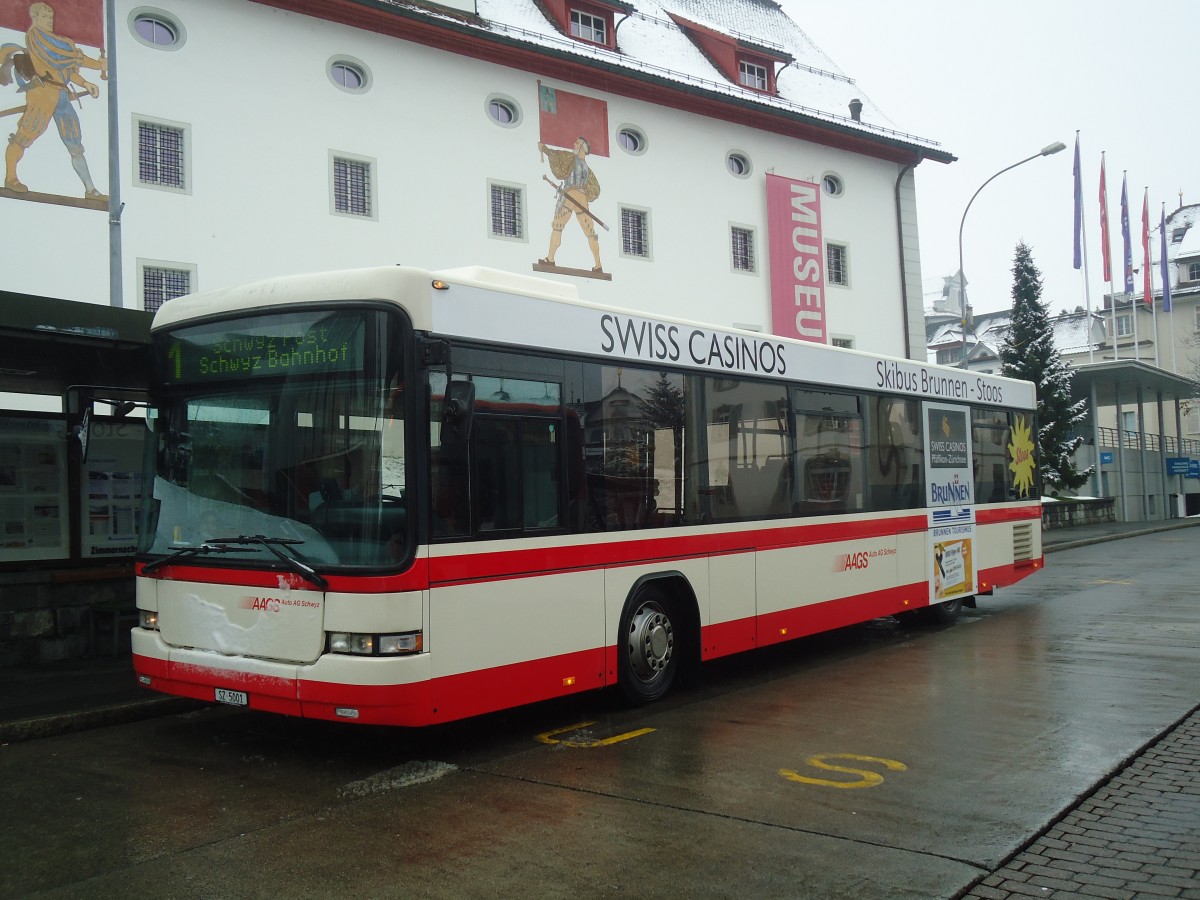 (148'133) - AAGS Schwyz - Nr. 1/SZ 5001 - Scania/Hess am 23. November 2013 in Schwyz, Post