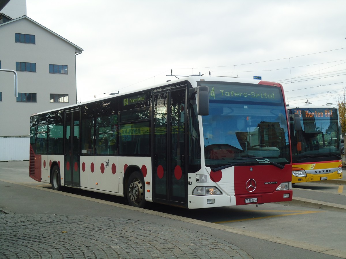 (148'171) - TPF Fribourg - Nr. 82/FR 300'254 - Mercedes am 25. November 2013 beim Bahnhof Ddingen