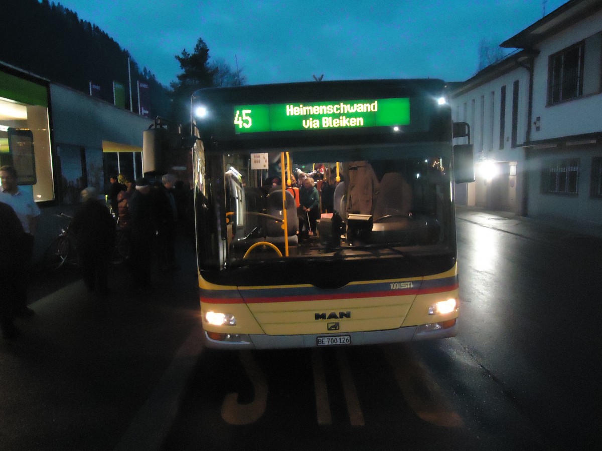 (148'309) - STI Thun - Nr. 126/BE 700'126 - MAN am 14. Dezember 2013 beim Bahnhof Oberdiessbach