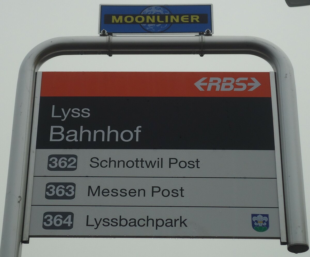 (148'349) - RBS-Haltestellenschild - Lyss, Bahnhof - am 15. Dezember 2012