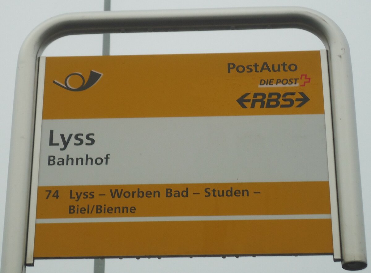 (148'350) - PostAuto/RBS-Haltestellenschild - Lyss, Bahnhof - am 15. Dezember 2013